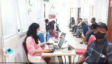 Warga menunggu antrean pelayanan kesehatan di UPT Puskesmas Kutabumi, Kecamatan Pasar Kemis, Kabupaten Tangerang.