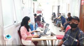 Warga menunggu antrean pelayanan kesehatan di UPT Puskesmas Kutabumi, Kecamatan Pasar Kemis, Kabupaten Tangerang.