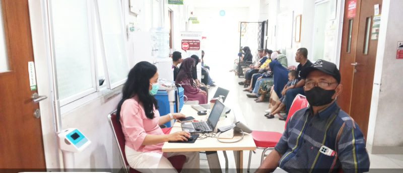 Warga menunggu antrean pelayanan kesehatan di UPT Puskesmas Kutabumi, Kecamatan Pasar Kemis, Kabupaten Tangerang.