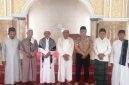 Kapolsek Pasar Kemis AKP Humaedi, S.H. (urutan keenam dari kiri) berfoto bersama pengurus DKM dan jamaah Masjid Hasbunalloh, Desa Sindang Panon, Kecamatan Sindang Jaya, Kabupaten Tangerang, usai kegiatan Sholat Jumat Keliling.