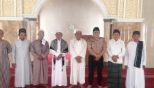 Kapolsek Pasar Kemis AKP Humaedi, S.H. (urutan keenam dari kiri) berfoto bersama pengurus DKM dan jamaah Masjid Hasbunalloh, Desa Sindang Panon, Kecamatan Sindang Jaya, Kabupaten Tangerang, usai kegiatan Sholat Jumat Keliling.
