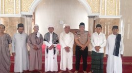 Kapolsek Pasar Kemis AKP Humaedi, S.H. (urutan keenam dari kiri) berfoto bersama pengurus DKM dan jamaah Masjid Hasbunalloh, Desa Sindang Panon, Kecamatan Sindang Jaya, Kabupaten Tangerang, usai kegiatan Sholat Jumat Keliling.