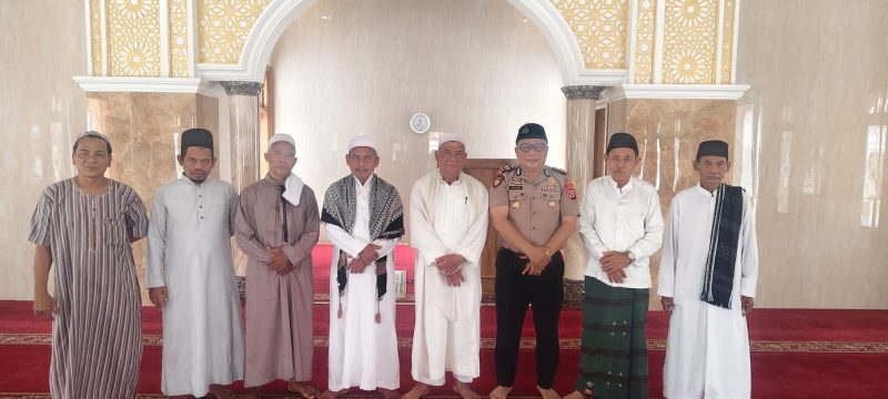 Kapolsek Pasar Kemis AKP Humaedi, S.H. (urutan keenam dari kiri) berfoto bersama pengurus DKM dan jamaah Masjid Hasbunalloh, Desa Sindang Panon, Kecamatan Sindang Jaya, Kabupaten Tangerang, usai kegiatan Sholat Jumat Keliling.