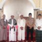 Kapolsek Pasar Kemis AKP Humaedi, S.H. (urutan keenam dari kiri) berfoto bersama pengurus DKM dan jamaah Masjid Hasbunalloh, Desa Sindang Panon, Kecamatan Sindang Jaya, Kabupaten Tangerang, usai kegiatan Sholat Jumat Keliling.