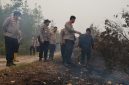 Kapolda Kalimantan Tengah Irjen Pol Iwan Kurniawan bersama personel kepolisian meninjau area terdampak kebakaran hutan dan lahan (karhutla) di Desa Sabaru, Palangka Raya.