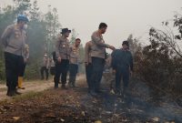 Kapolda Kalimantan Tengah Irjen Pol Iwan Kurniawan bersama personel kepolisian meninjau area terdampak kebakaran hutan dan lahan (karhutla) di Desa Sabaru, Palangka Raya.