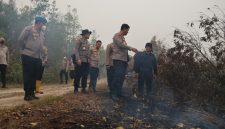 Kapolda Kalimantan Tengah Irjen Pol Iwan Kurniawan bersama personel kepolisian meninjau area terdampak kebakaran hutan dan lahan (karhutla) di Desa Sabaru, Palangka Raya.