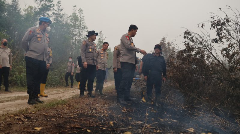 Kapolda Kalimantan Tengah Irjen Pol Iwan Kurniawan bersama personel kepolisian meninjau area terdampak kebakaran hutan dan lahan (karhutla) di Desa Sabaru, Palangka Raya.