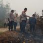 Kapolda Kalimantan Tengah Irjen Pol Iwan Kurniawan bersama personel kepolisian meninjau area terdampak kebakaran hutan dan lahan (karhutla) di Desa Sabaru, Palangka Raya.