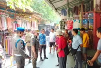 Petugas Satpol PP Kabupaten Tangerang bersama aparat terkait melakukan pemantauan dan penataan lapak pedagang di kawasan Kutabaru, Kecamatan Pasar Kemis, Kabupaten Tangerang.