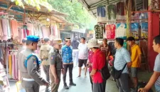 Petugas Satpol PP Kabupaten Tangerang bersama aparat terkait melakukan pemantauan dan penataan lapak pedagang di kawasan Kutabaru, Kecamatan Pasar Kemis, Kabupaten Tangerang.