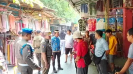 Petugas Satpol PP Kabupaten Tangerang bersama aparat terkait melakukan pemantauan dan penataan lapak pedagang di kawasan Kutabaru, Kecamatan Pasar Kemis, Kabupaten Tangerang.