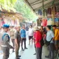 Petugas Satpol PP Kabupaten Tangerang bersama aparat terkait melakukan pemantauan dan penataan lapak pedagang di kawasan Kutabaru, Kecamatan Pasar Kemis, Kabupaten Tangerang.