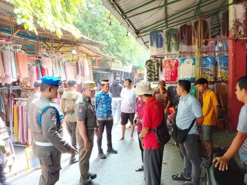Petugas Satpol PP Kabupaten Tangerang bersama aparat terkait melakukan pemantauan dan penataan lapak pedagang di kawasan Kutabaru, Kecamatan Pasar Kemis, Kabupaten Tangerang.