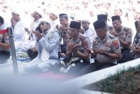 Kapolres Pasuruan bersama jajaran kepolisian dan para santri mengikuti doa bersama dalam rangkaian salat Istisqa di Pondok Pesantren Darullughah Wadda’wah (Dalwa), Kecamatan Bangil, Kabupaten Pasuruan.