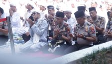 Kapolres Pasuruan bersama jajaran kepolisian dan para santri mengikuti doa bersama dalam rangkaian salat Istisqa di Pondok Pesantren Darullughah Wadda’wah (Dalwa), Kecamatan Bangil, Kabupaten Pasuruan.