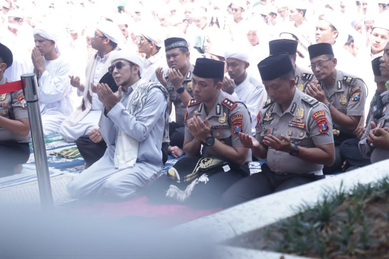 Kapolres Pasuruan bersama jajaran kepolisian dan para santri mengikuti doa bersama dalam rangkaian salat Istisqa di Pondok Pesantren Darullughah Wadda’wah (Dalwa), Kecamatan Bangil, Kabupaten Pasuruan.