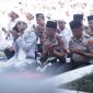 Kapolres Pasuruan bersama jajaran kepolisian dan para santri mengikuti doa bersama dalam rangkaian salat Istisqa di Pondok Pesantren Darullughah Wadda’wah (Dalwa), Kecamatan Bangil, Kabupaten Pasuruan.
