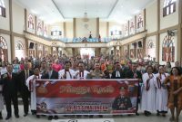 Kapolres Simalungun AKBP Dr. Hendri Nupia Dinka Barus, S.H., S.I.K., M.M., bersama pendeta, pengurus Gereja HKBP Serbelawan, personel Polres Simalungun, dan jemaat berfoto bersama usai kegiatan Safari Minggu Kasih di Kabupaten Simalungun, Minggu (18/10/2026).