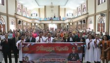 Kapolres Simalungun AKBP Dr. Hendri Nupia Dinka Barus, S.H., S.I.K., M.M., bersama pendeta, pengurus Gereja HKBP Serbelawan, personel Polres Simalungun, dan jemaat berfoto bersama usai kegiatan Safari Minggu Kasih di Kabupaten Simalungun, Minggu (18/10/2026).
