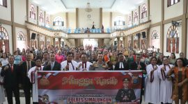 Kapolres Simalungun AKBP Dr. Hendri Nupia Dinka Barus, S.H., S.I.K., M.M., bersama pendeta, pengurus Gereja HKBP Serbelawan, personel Polres Simalungun, dan jemaat berfoto bersama usai kegiatan Safari Minggu Kasih di Kabupaten Simalungun, Minggu (18/10/2026).