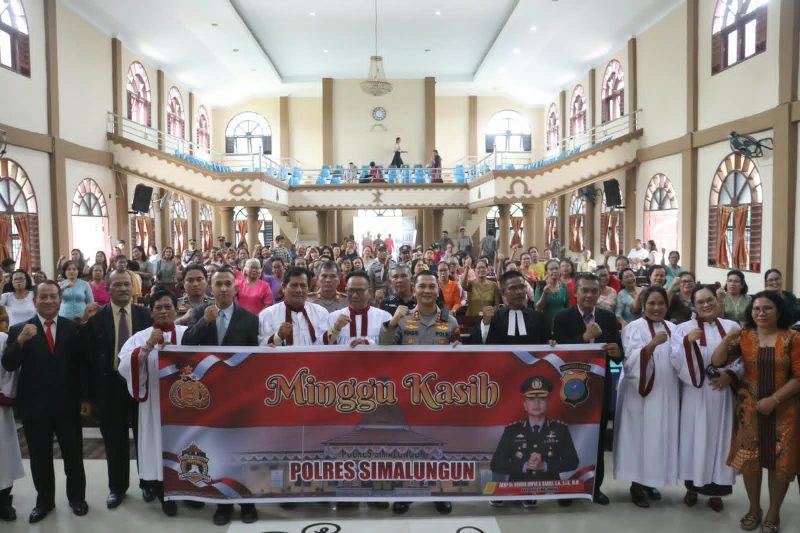 Kapolres Simalungun AKBP Dr. Hendri Nupia Dinka Barus, S.H., S.I.K., M.M., bersama pendeta, pengurus Gereja HKBP Serbelawan, personel Polres Simalungun, dan jemaat berfoto bersama usai kegiatan Safari Minggu Kasih di Kabupaten Simalungun, Minggu (18/10/2026).