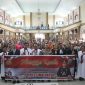 Kapolres Simalungun AKBP Dr. Hendri Nupia Dinka Barus, S.H., S.I.K., M.M., bersama pendeta, pengurus Gereja HKBP Serbelawan, personel Polres Simalungun, dan jemaat berfoto bersama usai kegiatan Safari Minggu Kasih di Kabupaten Simalungun, Minggu (18/10/2026).