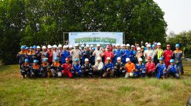Sinergi untuk pesisir hijau: Tim PLTU Lontar berfoto bersama setelah menanam mangrove di Tangerang(dok.humas pltu)