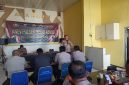 Kapolsek Pasar Kemis AKP Humaedi, S.H., memberikan arahan kepada personel saat kegiatan analisis dan evaluasi (Anev) bulanan di Aula Ibrahim Polsek Pasar Kemis, Kabupaten Tangerang, Selasa (27/10/2026).
