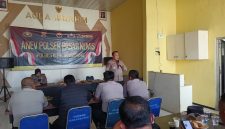 Kapolsek Pasar Kemis AKP Humaedi, S.H., memberikan arahan kepada personel saat kegiatan analisis dan evaluasi (Anev) bulanan di Aula Ibrahim Polsek Pasar Kemis, Kabupaten Tangerang, Selasa (27/10/2026).