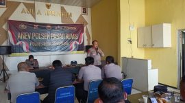 Kapolsek Pasar Kemis AKP Humaedi, S.H., memberikan arahan kepada personel saat kegiatan analisis dan evaluasi (Anev) bulanan di Aula Ibrahim Polsek Pasar Kemis, Kabupaten Tangerang, Selasa (27/10/2026).