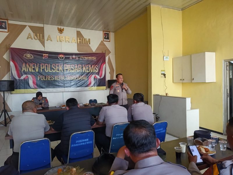 Kapolsek Pasar Kemis AKP Humaedi, S.H., memberikan arahan kepada personel saat kegiatan analisis dan evaluasi (Anev) bulanan di Aula Ibrahim Polsek Pasar Kemis, Kabupaten Tangerang, Selasa (27/10/2026).