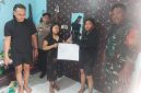 Dokumentasi mediasi kekeluargaan Polsek Pasar Kemis bersama kedua belah pihak, Bhabinkamtibmas Bripka Hendrasari (kedua dari kiri), dan Babinsa Kopda Gelar (kanan), sebagai upaya penyelesaian perselisihan secara damai.