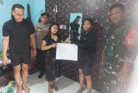 Dokumentasi mediasi kekeluargaan Polsek Pasar Kemis bersama kedua belah pihak, Bhabinkamtibmas Bripka Hendrasari (kedua dari kiri), dan Babinsa Kopda Gelar (kanan), sebagai upaya penyelesaian perselisihan secara damai.