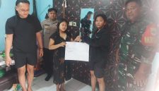 Dokumentasi mediasi kekeluargaan Polsek Pasar Kemis bersama kedua belah pihak, Bhabinkamtibmas Bripka Hendrasari (kedua dari kiri), dan Babinsa Kopda Gelar (kanan), sebagai upaya penyelesaian perselisihan secara damai.