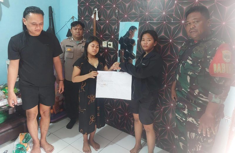 Dokumentasi mediasi kekeluargaan Polsek Pasar Kemis bersama kedua belah pihak, Bhabinkamtibmas Bripka Hendrasari (kedua dari kiri), dan Babinsa Kopda Gelar (kanan), sebagai upaya penyelesaian perselisihan secara damai.