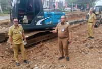 Lurah Kutabumi, Ade Sunaryo, S.Pd., M.M. (kiri), bersama Camat Pasar Kemis, H. Nurhanudin, S.IP., M.Si. (kanan), meninjau kesiapan alat berat untuk pembangunan tanggul Saluran Pembuang Cipangodokan di Kelurahan Kutabumi, Kecamatan Pasar Kemis, Kabupaten Tangerang.