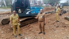 Lurah Kutabumi, Ade Sunaryo, S.Pd., M.M. (kiri), bersama Camat Pasar Kemis, H. Nurhanudin, S.IP., M.Si. (kanan), meninjau kesiapan alat berat untuk pembangunan tanggul Saluran Pembuang Cipangodokan di Kelurahan Kutabumi, Kecamatan Pasar Kemis, Kabupaten Tangerang.
