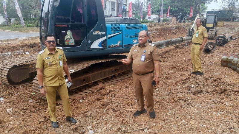 Lurah Kutabumi, Ade Sunaryo, S.Pd., M.M. (kiri), bersama Camat Pasar Kemis, H. Nurhanudin, S.IP., M.Si. (kanan), meninjau kesiapan alat berat untuk pembangunan tanggul Saluran Pembuang Cipangodokan di Kelurahan Kutabumi, Kecamatan Pasar Kemis, Kabupaten Tangerang.