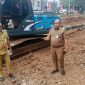 Lurah Kutabumi, Ade Sunaryo, S.Pd., M.M. (kiri), bersama Camat Pasar Kemis, H. Nurhanudin, S.IP., M.Si. (kanan), meninjau kesiapan alat berat untuk pembangunan tanggul Saluran Pembuang Cipangodokan di Kelurahan Kutabumi, Kecamatan Pasar Kemis, Kabupaten Tangerang.