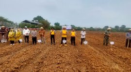 Kapolsek Pasar Kemis AKP Humaedi, S.H., bersama perwakilan pemerintah kecamatan, pemerintah desa, TNI, penyuluh pertanian, dan kelompok tani mengikuti kegiatan penanaman jagung dalam rangka mendukung program ketahanan pangan nasional.