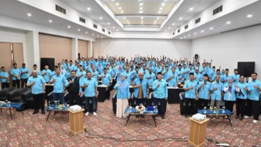 Para peserta pelantikan pengurus DPD dan KWSB DPC Partai Gelora Indonesia Kabupaten Tangerang mengikuti kegiatan konsolidasi organisasi dan pembekalan ideologisasi partai.