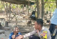 Sentuh Hati Lansia di Desa Tarawali, Bhabinkamtibmas dan Dokkes Polres Ngada Turun Berbagi Sembako. (Foto: Humas Polres Ngada)