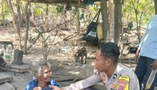 Sentuh Hati Lansia di Desa Tarawali, Bhabinkamtibmas dan Dokkes Polres Ngada Turun Berbagi Sembako. (Foto: Humas Polres Ngada)