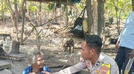 Sentuh Hati Lansia di Desa Tarawali, Bhabinkamtibmas dan Dokkes Polres Ngada Turun Berbagi Sembako. (Foto: Humas Polres Ngada)