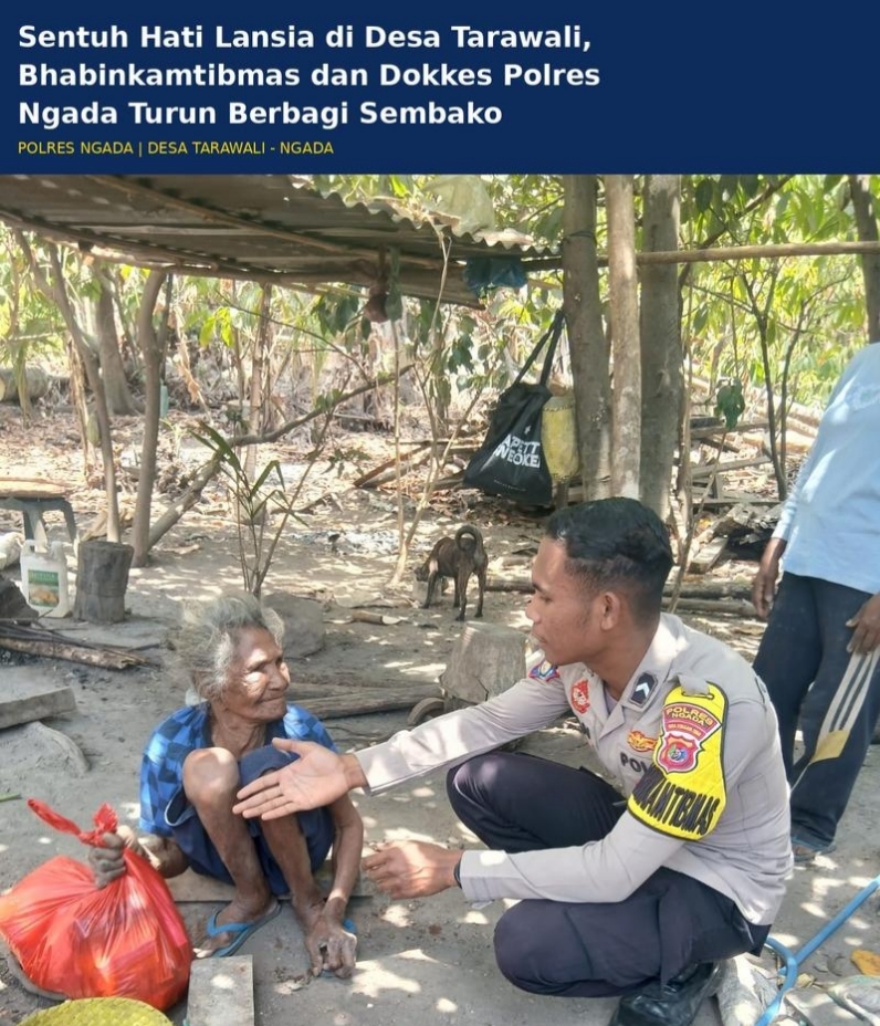 Sentuh Hati Lansia di Desa Tarawali, Bhabinkamtibmas dan Dokkes Polres Ngada Turun Berbagi Sembako. (Foto: Humas Polres Ngada)