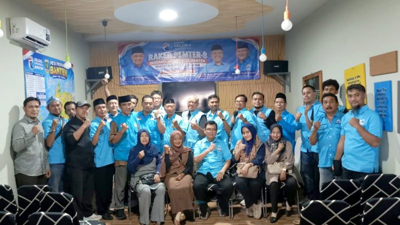 Pengurus dan kader Partai Gelora Indonesia se-Banten berfoto bersama usai Rapat Kerja Territorial 8 di WARNA CAFE, Kota Serang, Sabtu (17/10/2026), sebagai bentuk komitmen memperkuat konsolidasi organisasi dan rekrutmen anggota.
