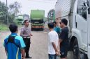 Petugas Unit Lalu Lintas Polsek Pasar Kemis memberikan imbauan keselamatan dan ketertiban berlalu lintas kepada para pengemudi truk di kawasan Pasar Kemis, Kabupaten Tangerang.