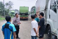 Petugas Unit Lalu Lintas Polsek Pasar Kemis memberikan imbauan keselamatan dan ketertiban berlalu lintas kepada para pengemudi truk di kawasan Pasar Kemis, Kabupaten Tangerang.