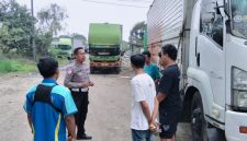 Petugas Unit Lalu Lintas Polsek Pasar Kemis memberikan imbauan keselamatan dan ketertiban berlalu lintas kepada para pengemudi truk di kawasan Pasar Kemis, Kabupaten Tangerang.